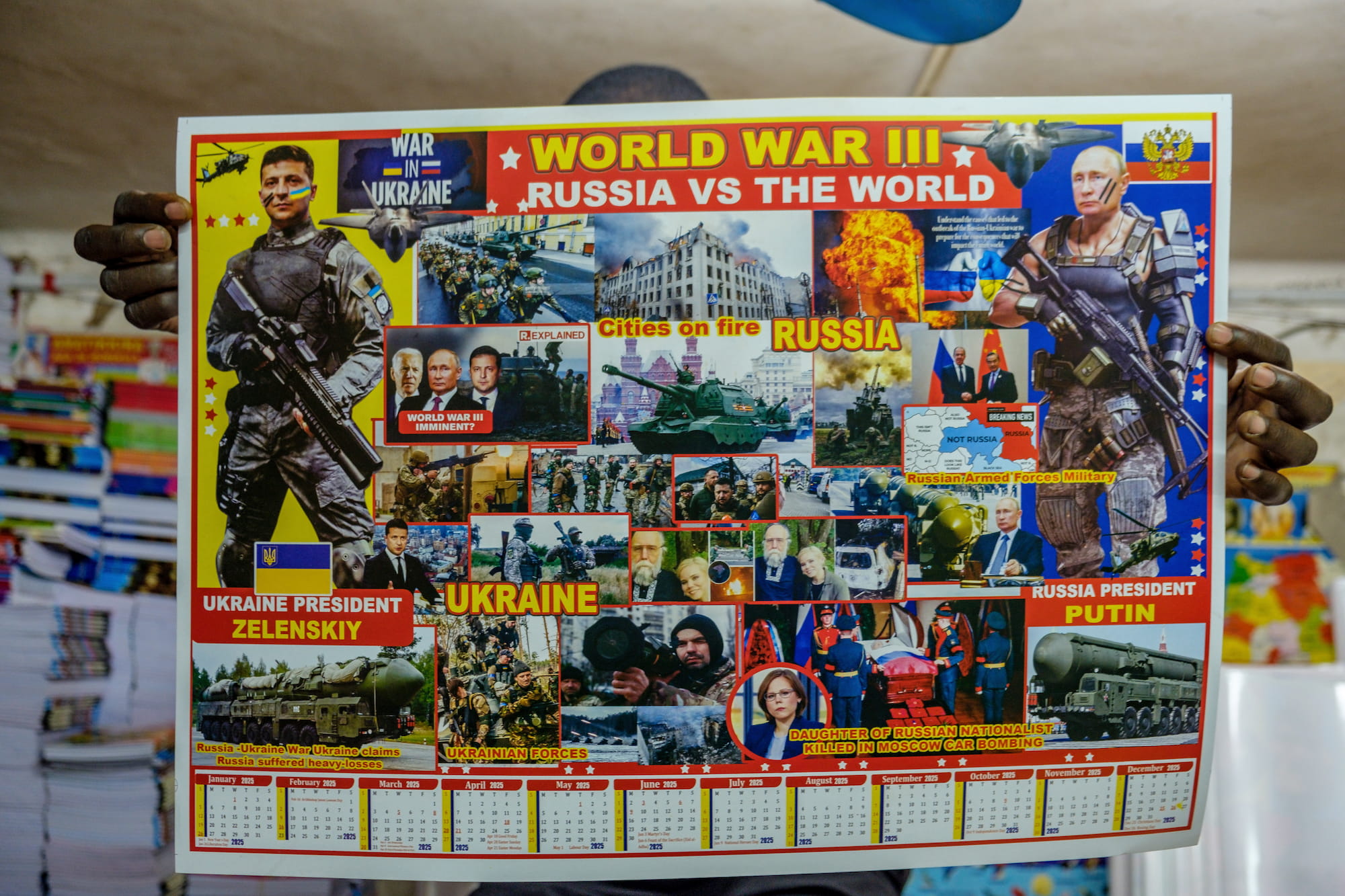 Un vendeur de Nasser Road à Kampala, Mohammed Wamanga, tend un poster-calendrier représentant le président ukrainien Volodymyr Zelensky et son homologue russe Vladimir Poutine.
